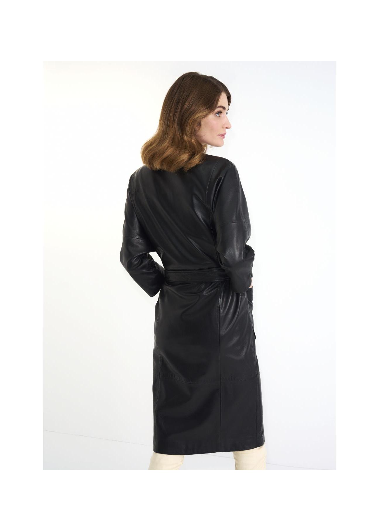 Czarny skórzany płaszcz damski z paskiem KURDS-0358-5411(Z23)