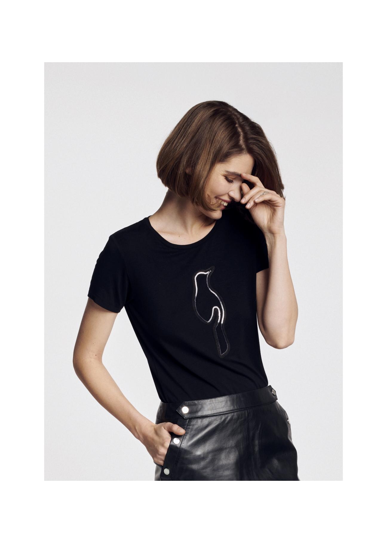 Czarny T-shirt damski z aplikacją TSHDT-0069-99(W21)