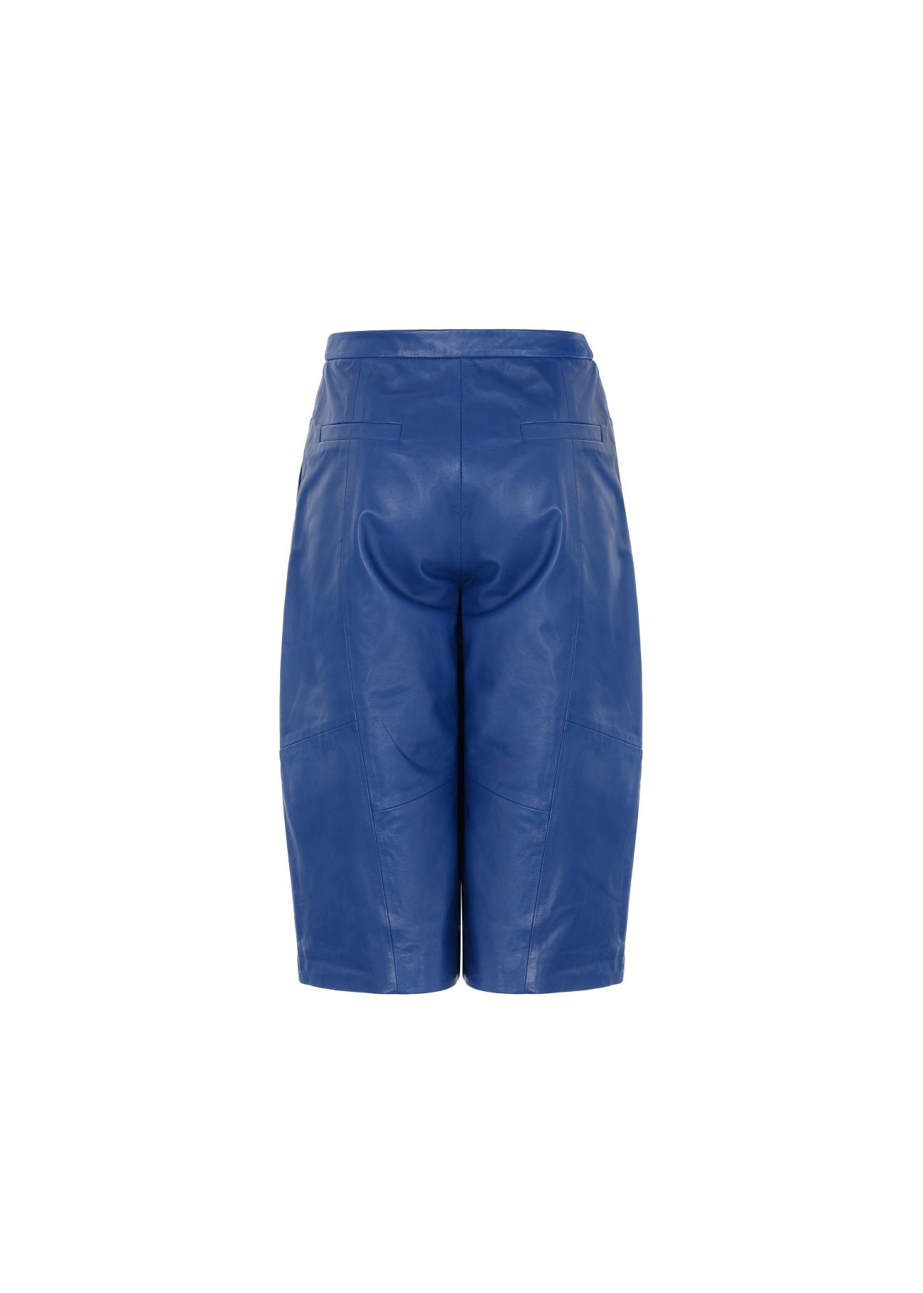 Niebieskie skórzane krótkie spodnie damskie SPODS-0016-5598(W20)