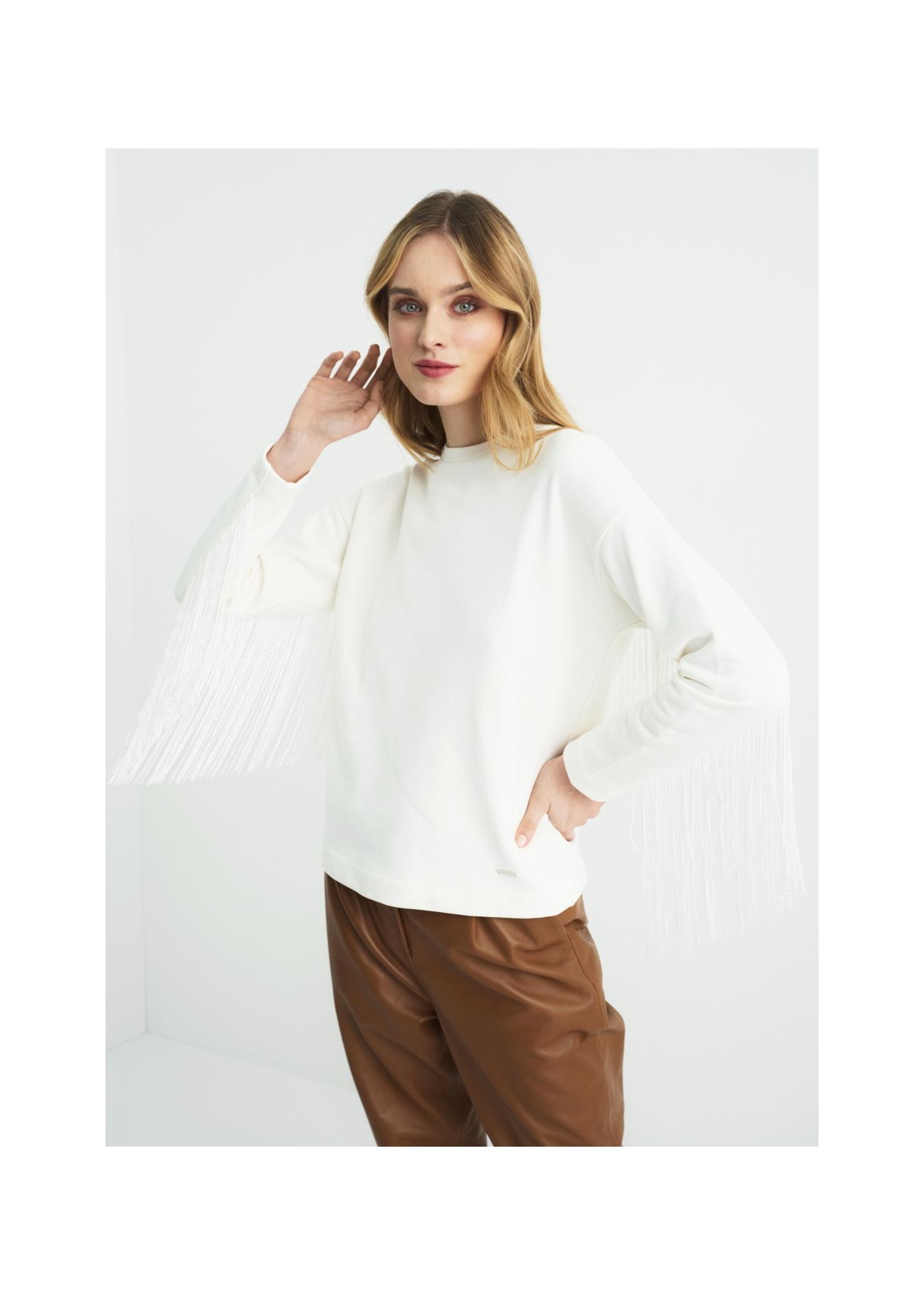 Biała bluza damska z frędzlami BLZDT-0072-12(W22)-01