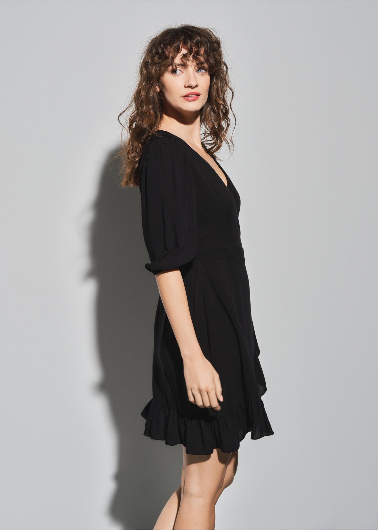 Czarna sukienka z falbanką SUKDT-0159-99(W23)