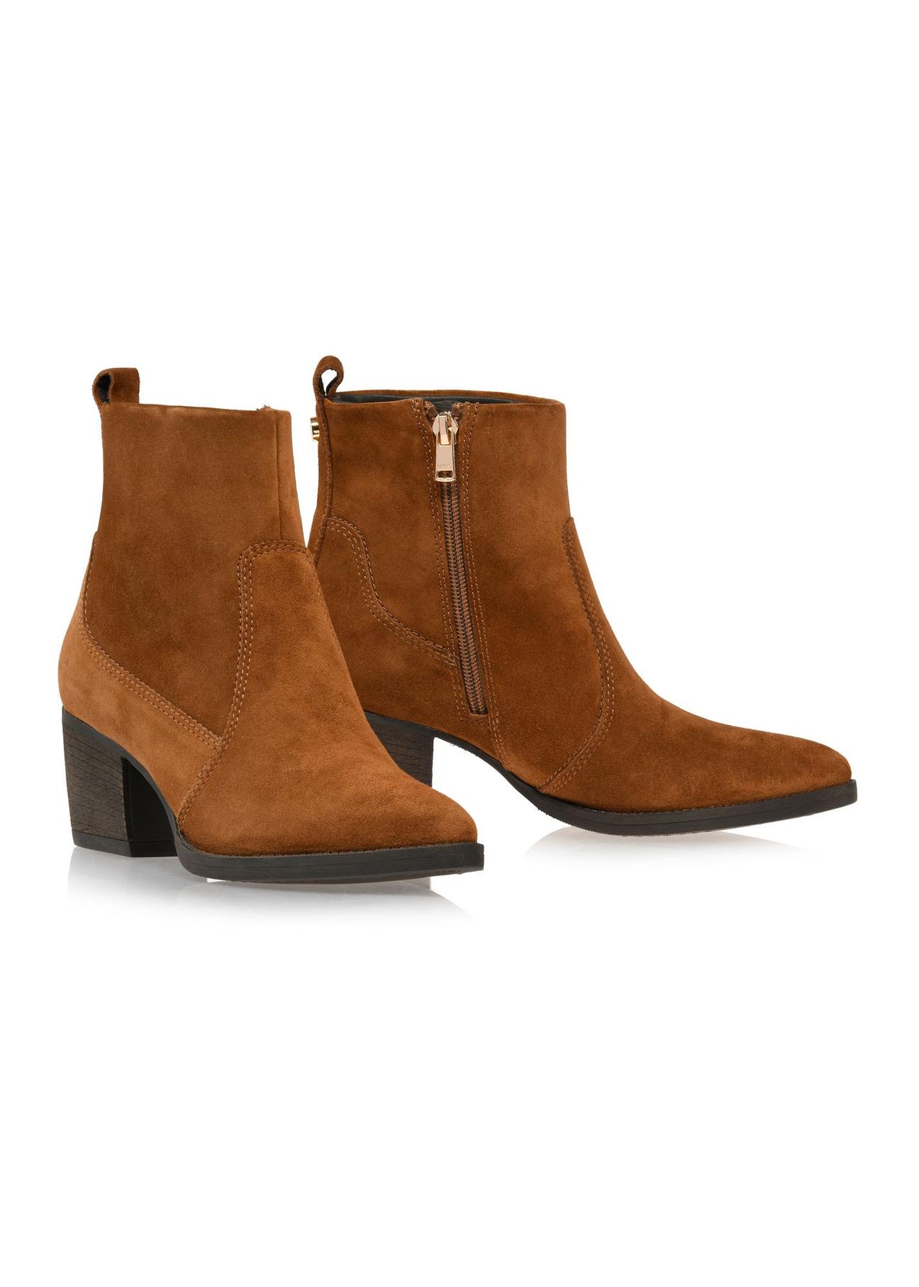 Suede women's ankle boots in cognac color BUTYD-1005-87(Z24)-05