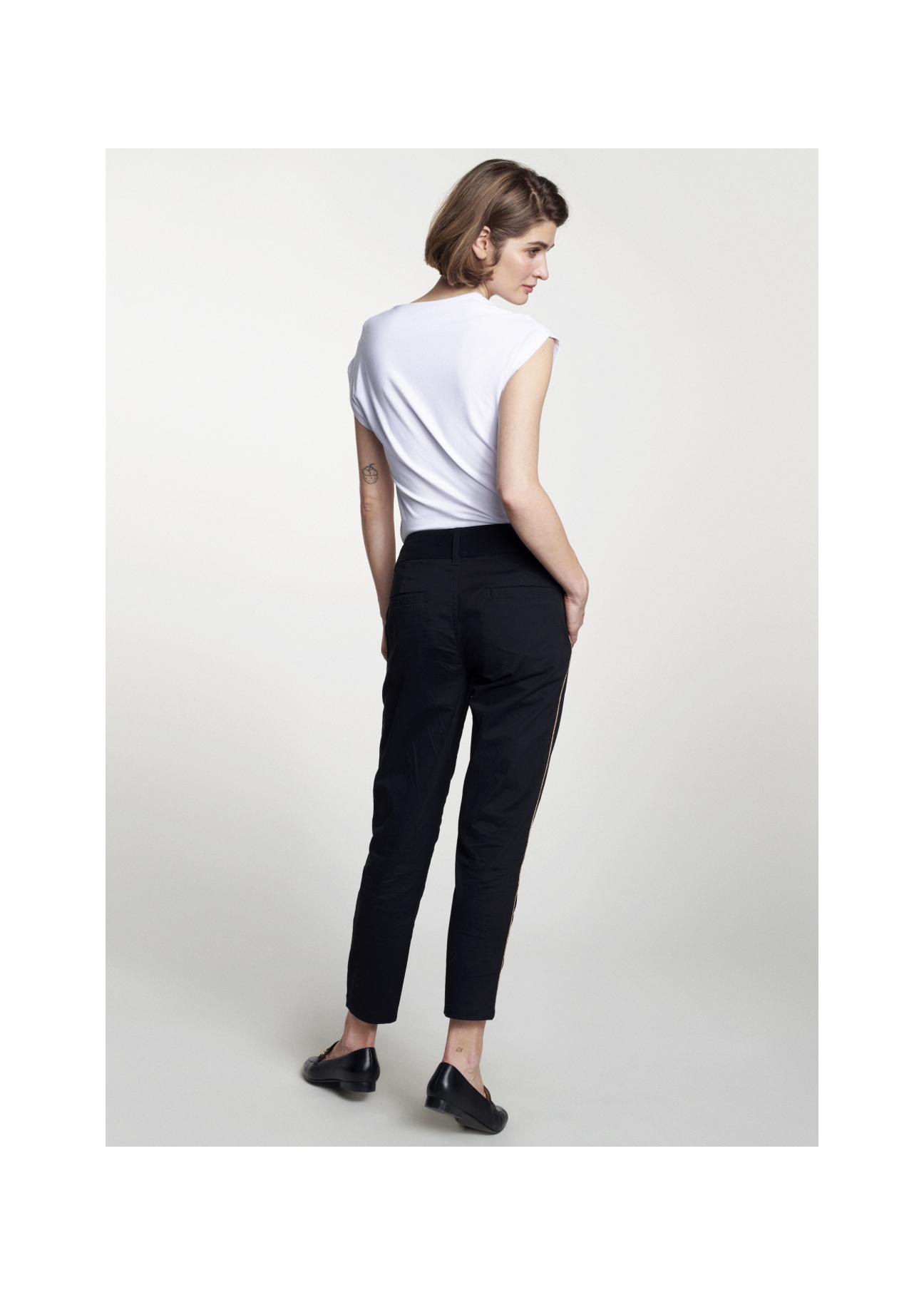 Czarne spodnie damskie z lampasem SPODT-0056-99(W21)-02