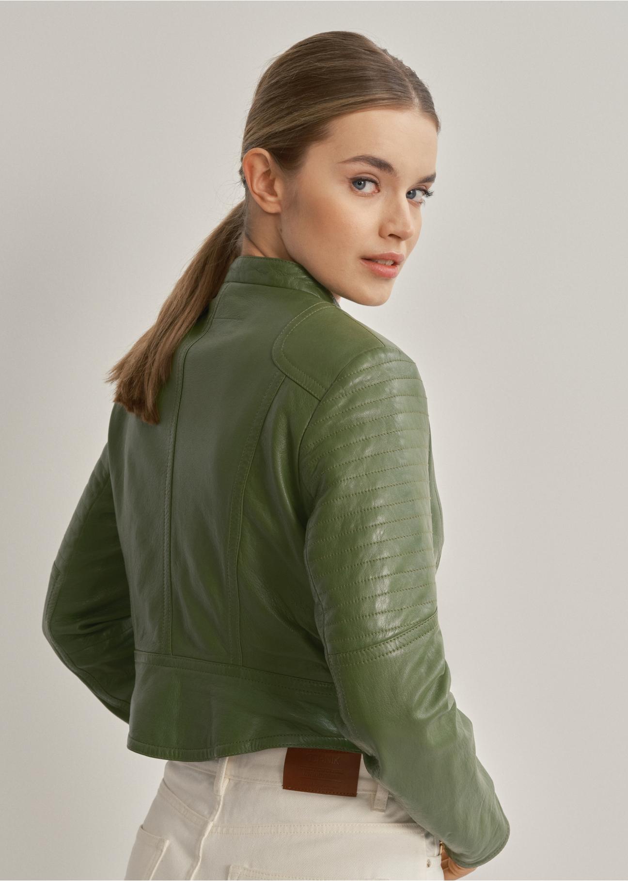 Zielona kurtka damska ze skóry naturalnej KURDS-0321A-1292(W24)