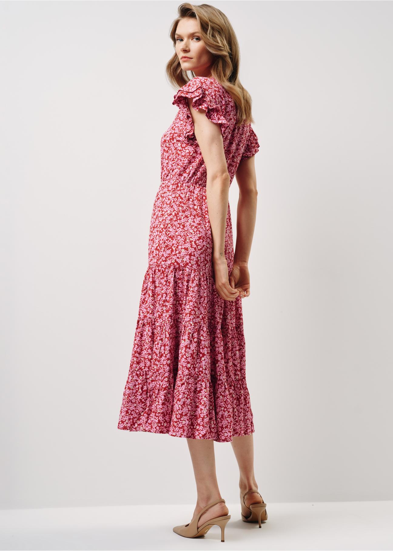 Długa czerwona sukienka w kwiatowy wzór SUKDT-0187-42(W24)
