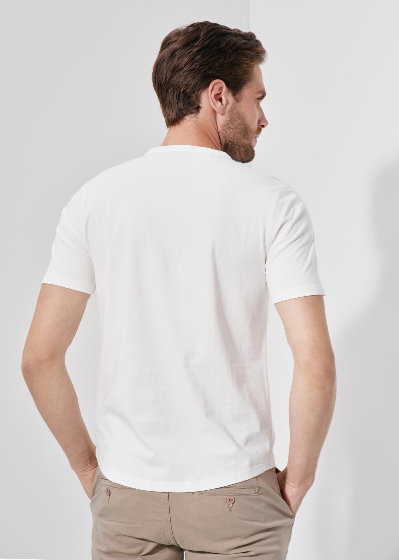 Kremowy T-shirt typu henley męski TSHMT-0104-12(W24)