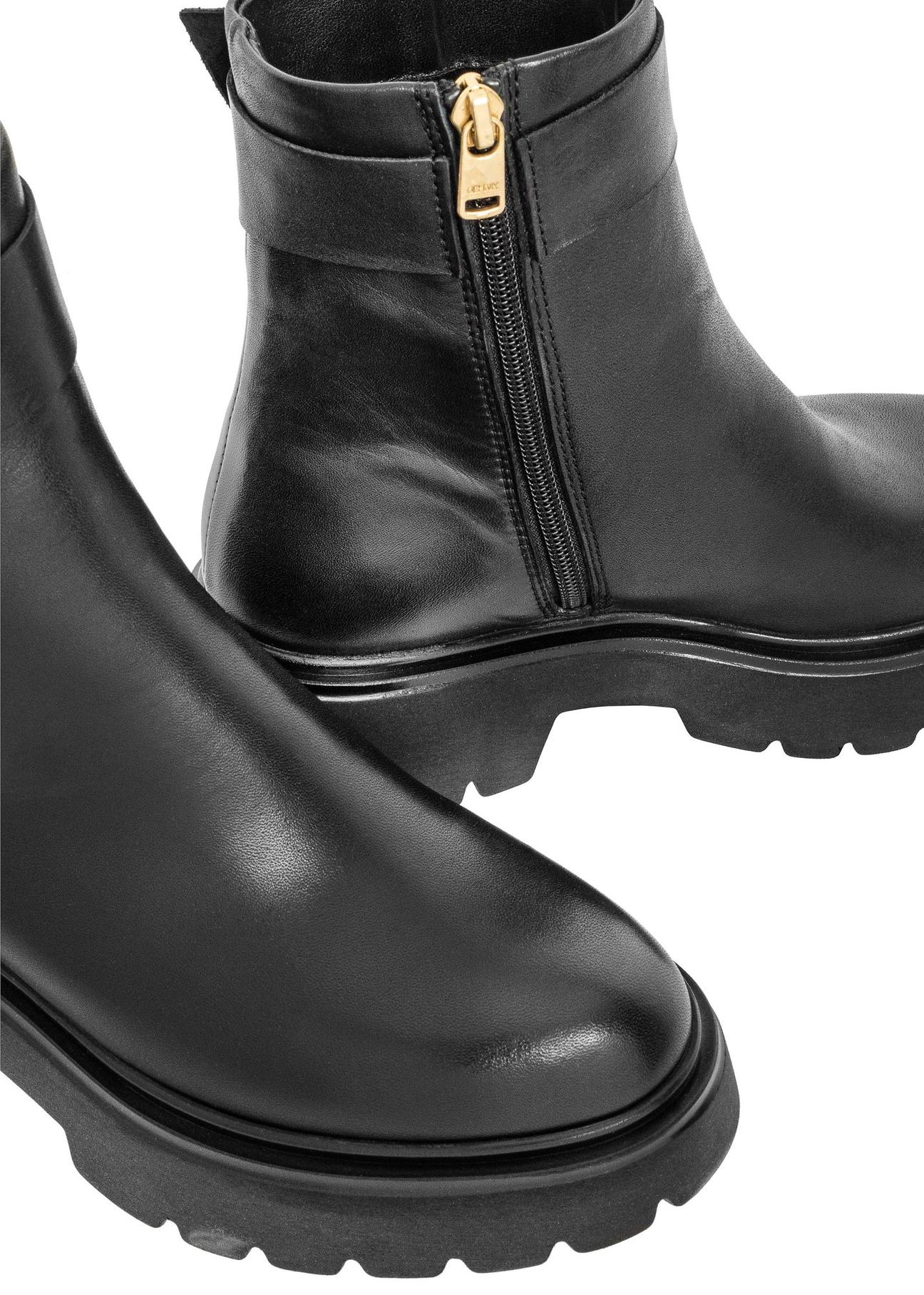 Black leather ankle boots on the platform BUTYD-1132-99(Z24)-08