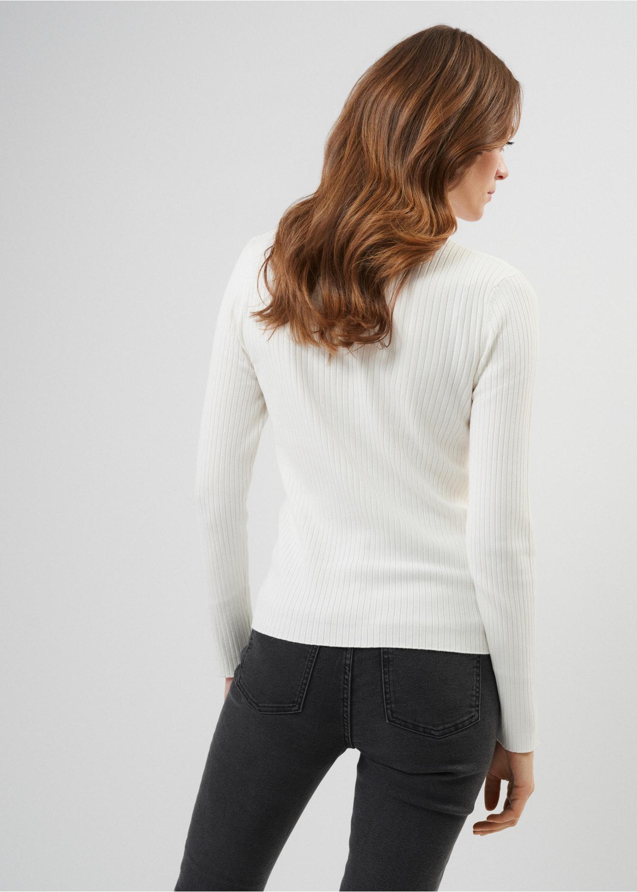 Kremowy sweter damski z golfem SWEDT-0184-12(Z23)