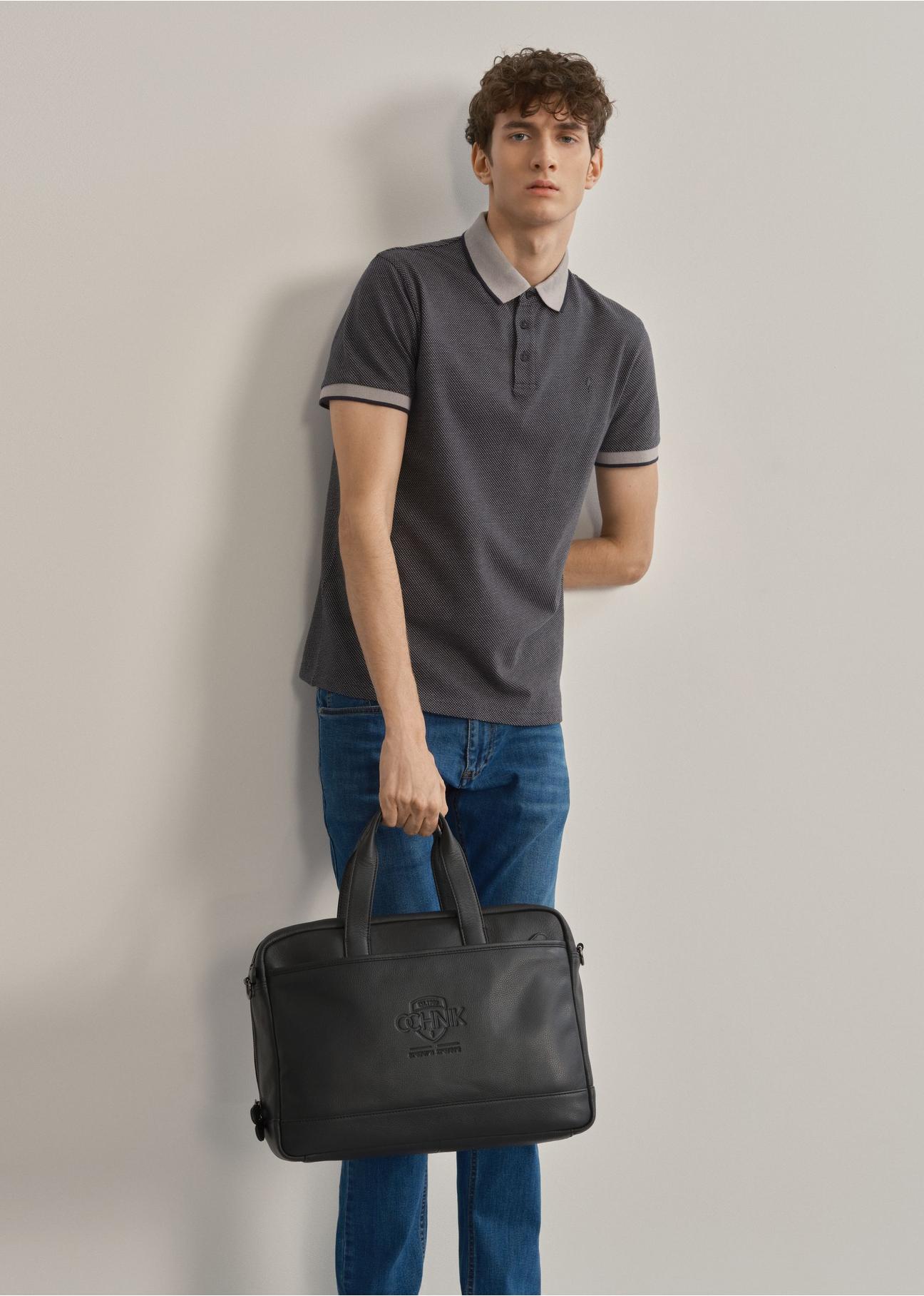 Skórzana torba męska z tłoczonym logo TORMS-0015B-99(W23)-07
