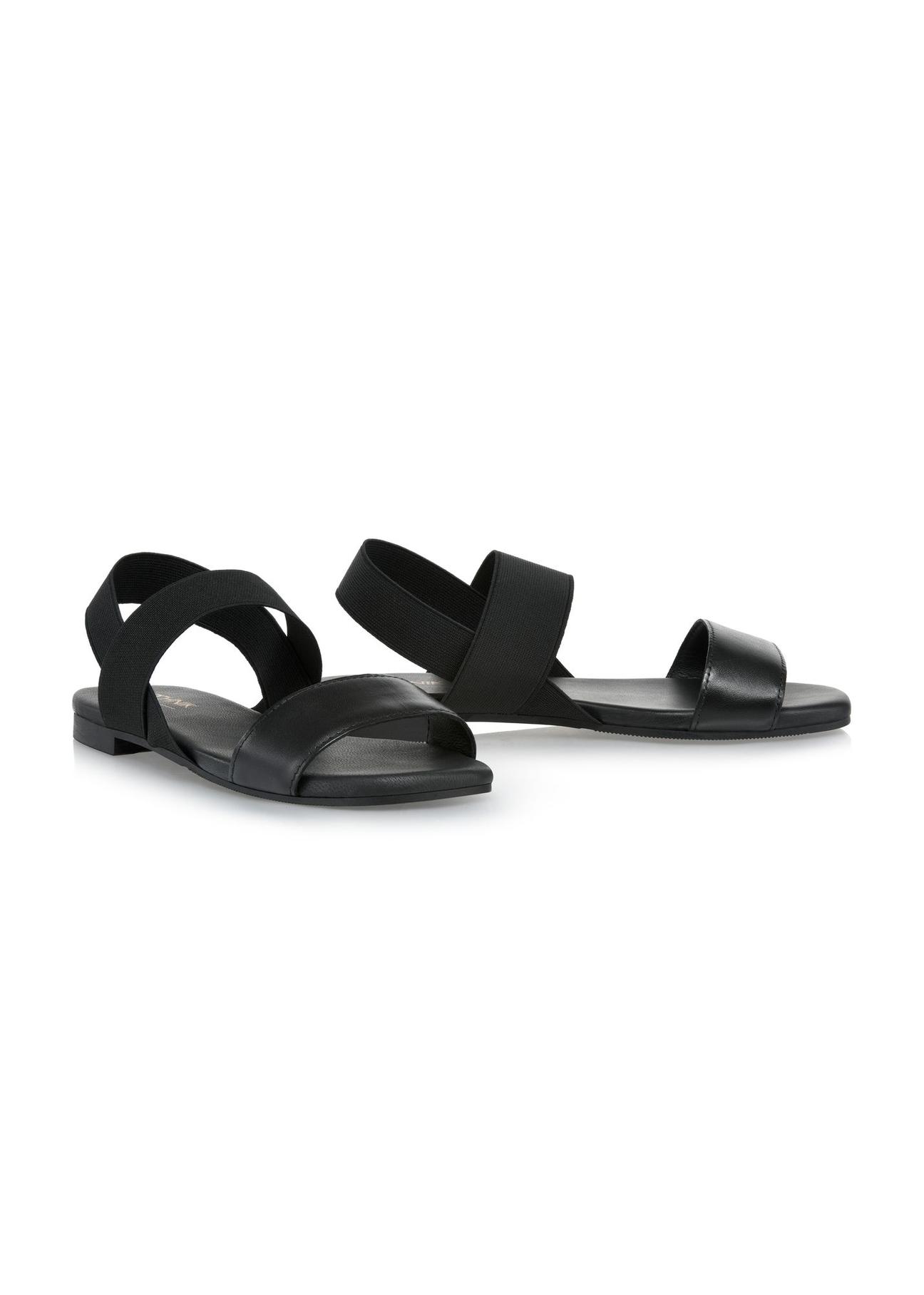 Skórzane czarne sandałki na gumę BUTYD-1046-99(W24)