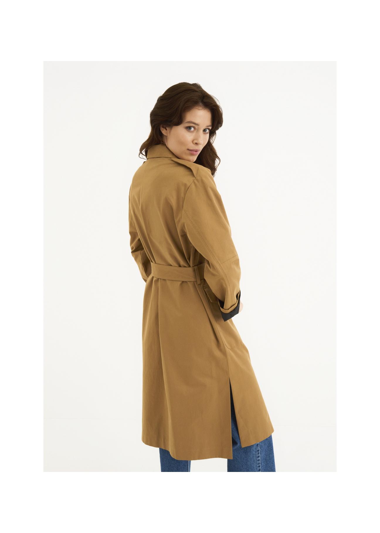 Miodowy płaszcz damski z paskiem KURDT-0357-81(W22)