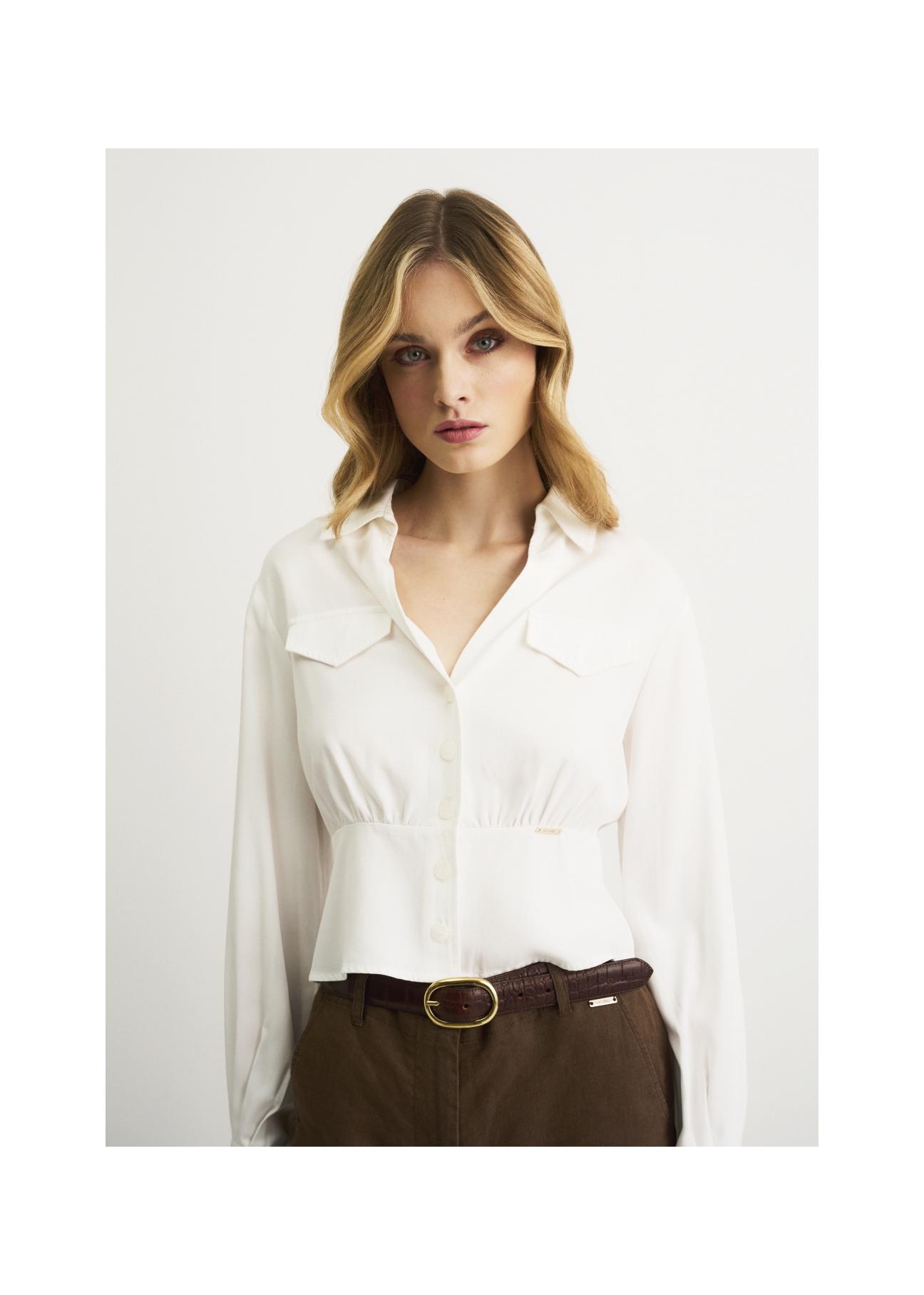 Biała bluzka damska z baskinką BLUDT-0139-11(W22)