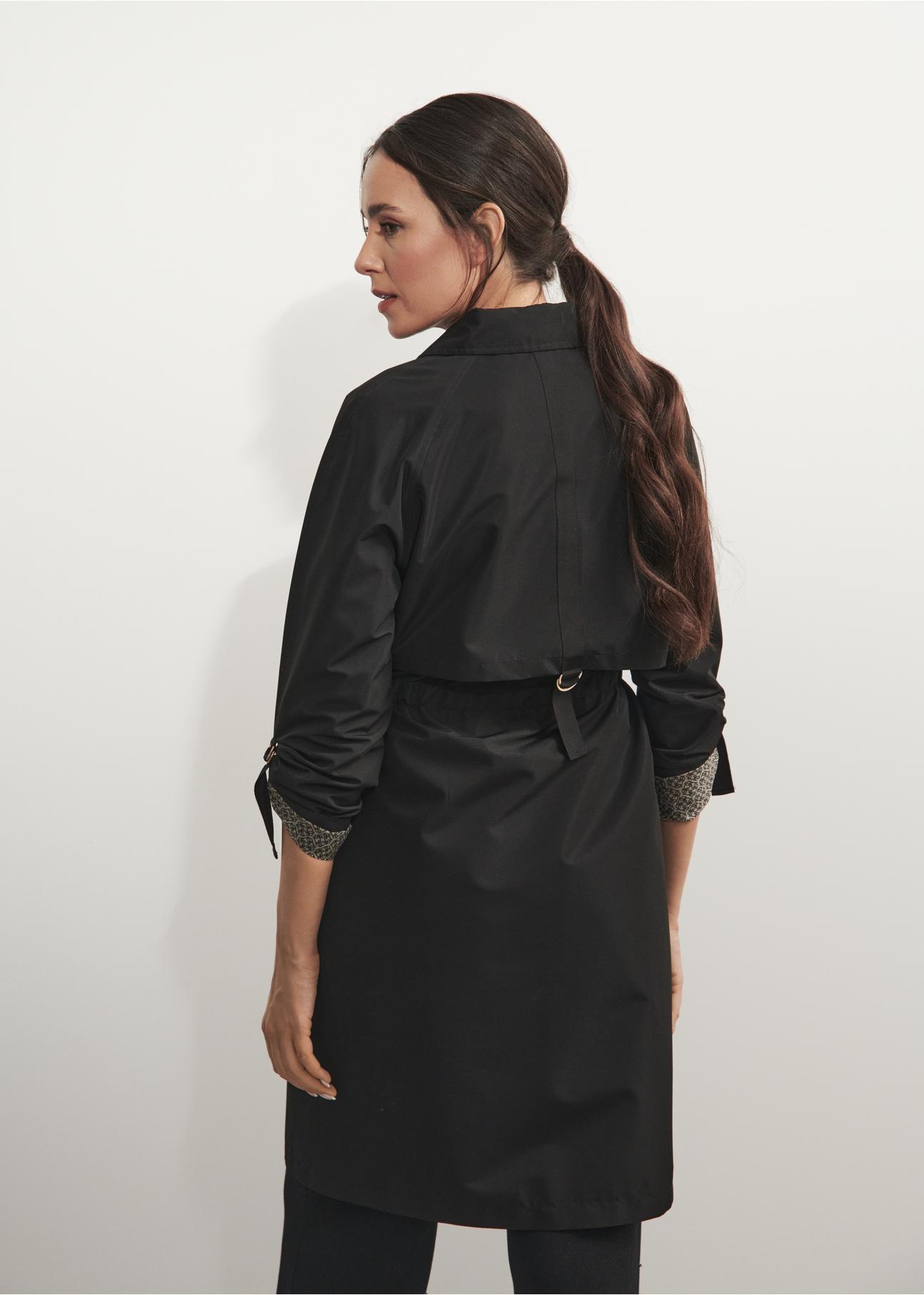 Czarny płaszcz damski z troczkami KURDT-0439-99(W24)
