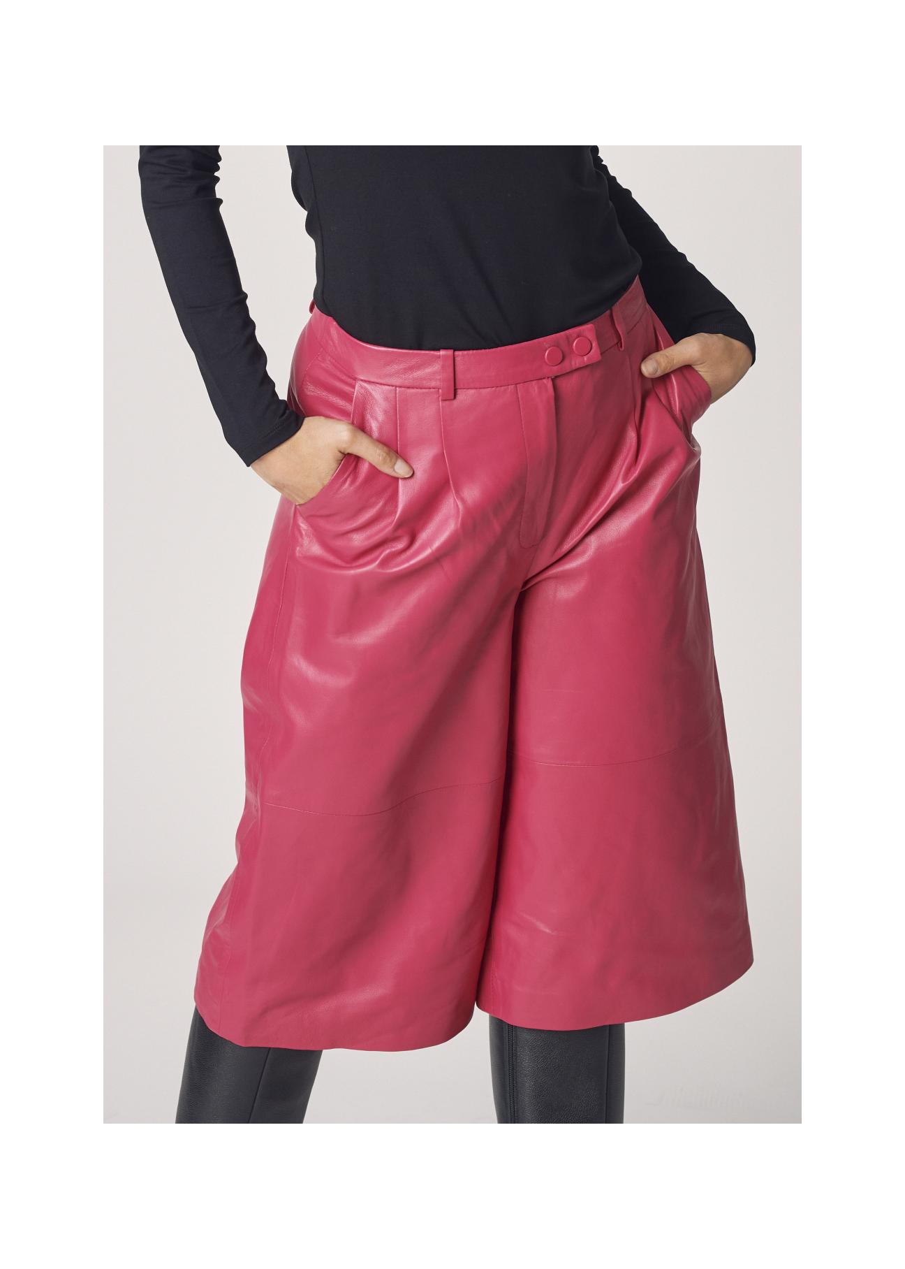 Różowe skórzane krótkie spodnie damskie SPODS-0027-1157(Z21)