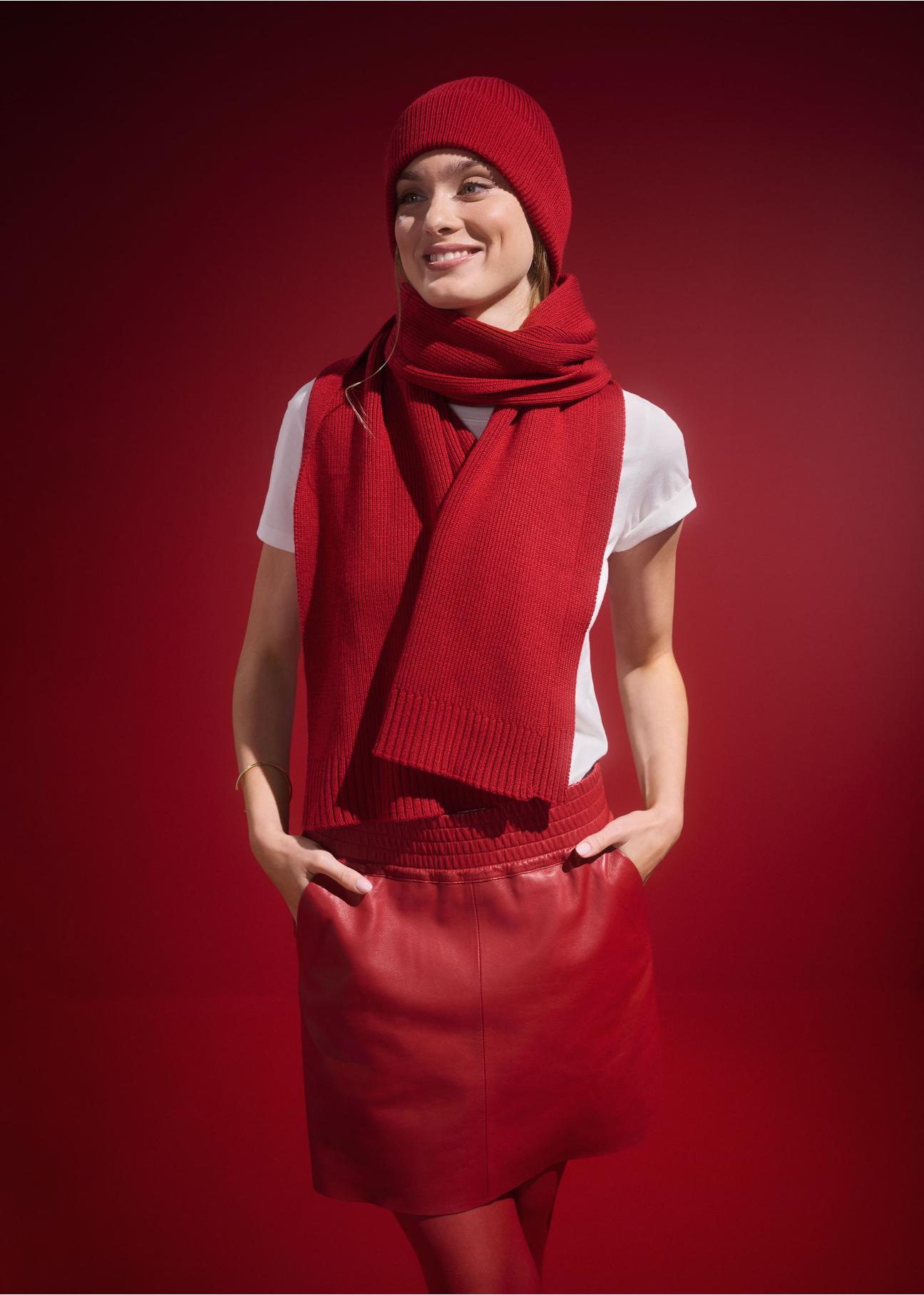 Red women's scarf SZADT-0177-42(Z24)