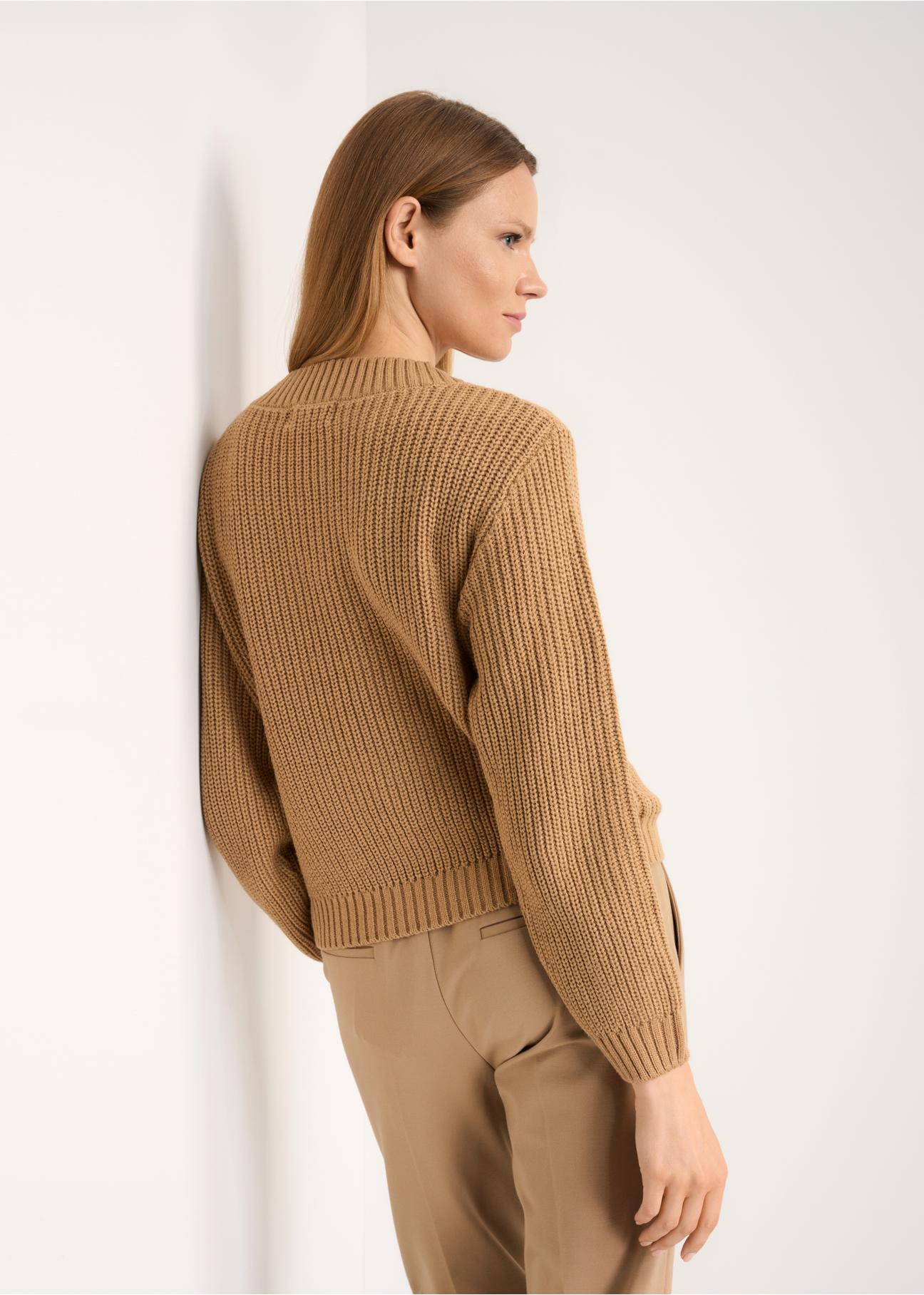 Beżowy sweter dekolt V damski SWEDT-0162-81(Z22)