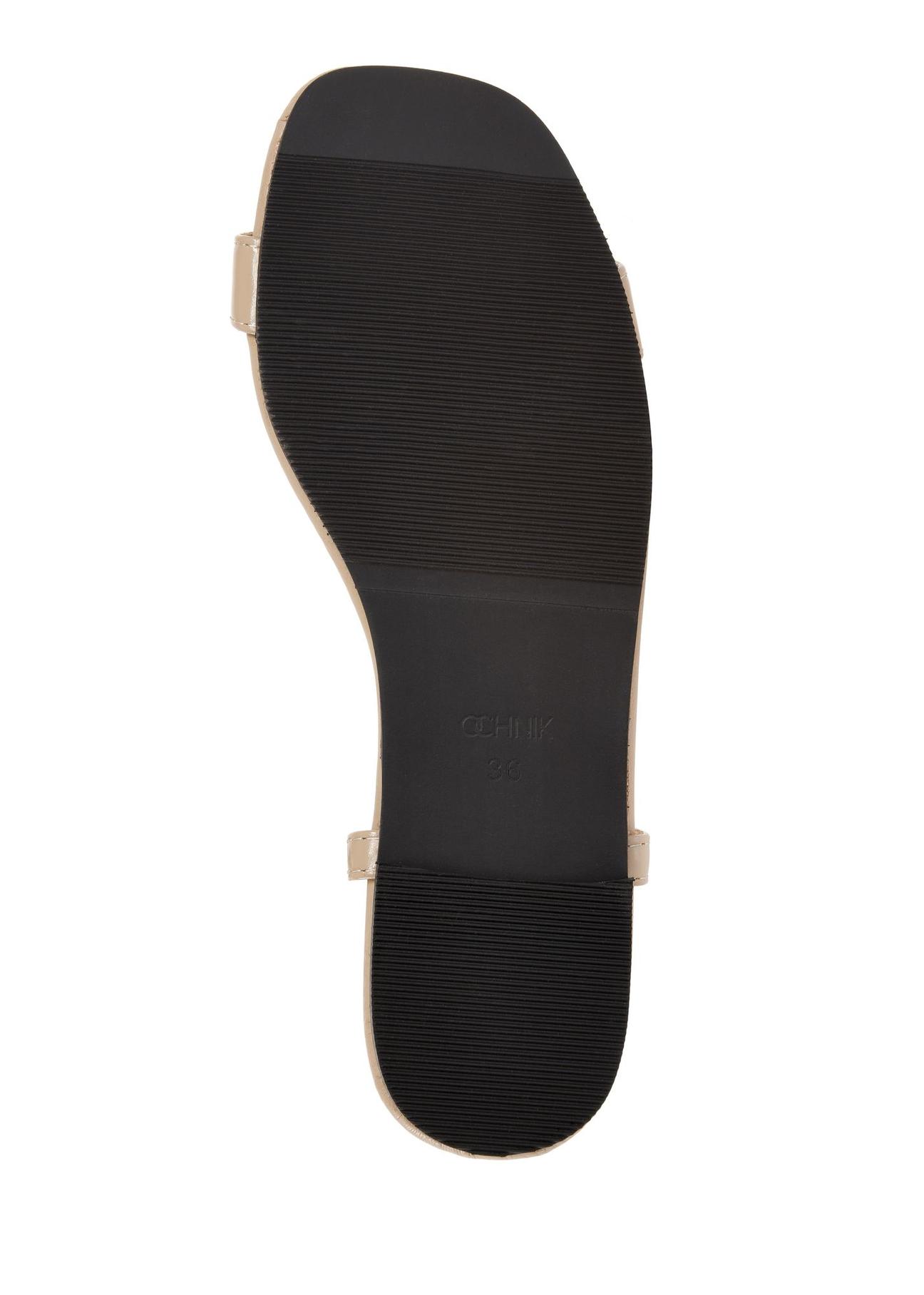 Skórzane beżowe lakierowane sandałki BUTYD-1055-81(W24)