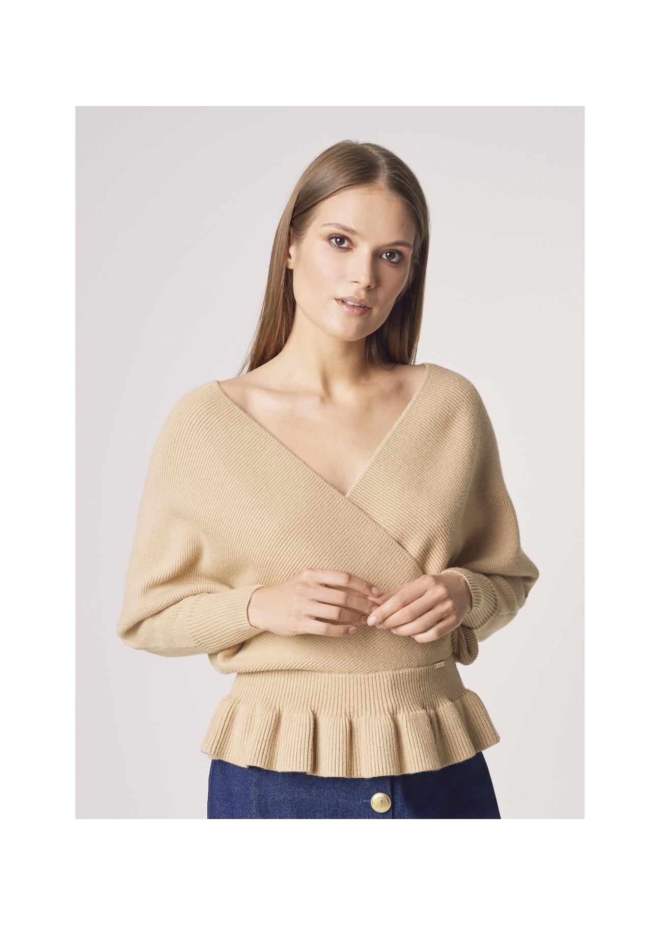 Beżowy sweter damski z taliowaniem SWEDT-0126-81(Z21)