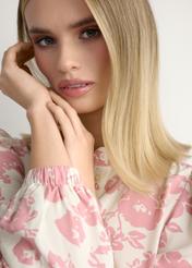 Sukienka midi w różowe kwiaty SUKDT-0270-5P(W26), zbliżenie na detal produktu na modelce.