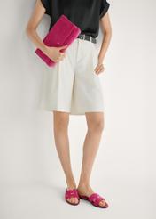 Fuksjowe klapki damskie BUTYD-0725D-5E(W26), widok produktu z przodu na stopach modelki.