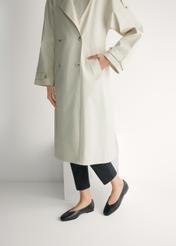 Czarne skórzane baleriny damskie BUTYD-1250-99(W26), widok produktu z boku na stopach modelki.