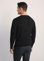 Czarny sweter męski basic SWEMT-0114A-99(Z24), widok produktu od tyłu na modelu, widoczne pół sylwetki.