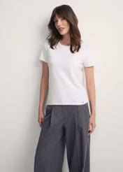 Biały bawełniany t-shirt damski TSHDT-0144-0B(Z26), widok produktu od przodu na modelce, widoczna połowa sylwetki.
