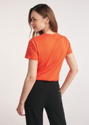 Pomarańczowy bawełniany T-shirt damski TSHDT-0144-30(Z25) - widok produktu z tyłu na modelce na białym tle. Widoczna połowa sylwetki. 