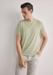 Bawełniany T-shirt męski w kolorze szałwiowym TSHMT-0149-8F(W26), widok produktu z przodu na modelu. Widoczna połowa sylwetki.