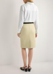 Skórzana spódnica w kolorze żółtym SPCDS-0031-2A(W26), widok produktu z tyłu na modelce. Widoczna połowa sylwetki.