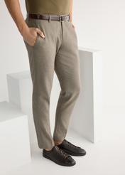 Brązowe skórzane buty męskie BUTYM-0490-1I(W26), widok produktu z boku na stopach modela.