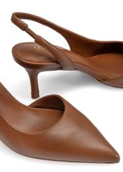 Brązowe czółenka z odkrytą piętą BUTYD-1078A-1D(W26), zbliżenie na detal produktu na białym tle.