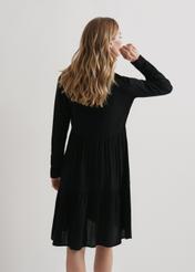 Czarna sukienka z kołnierzykiem SUKDT-0189-99(W24)