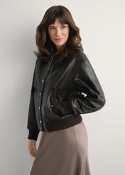 Brązowa skórzana kurtka damska KURDS-0609-1I(W26), widok produktu z przodu na modelce. Widoczna połowa sylwetki.