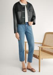 Camelowe skórzane klapki damskie z plecionką BUTYD-1222-1D(W26), widok produktu z przodu na stopach modelki, na jasnym tle.