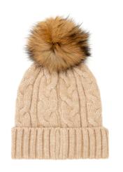 Beżowa czapka damska z futrzanym pomponem CZADT-0044A-81(Z25), widok produktu od tyłu na białym tle.