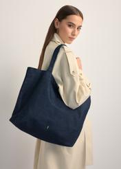 Denimowa torebka shopper TOREN-0334-7H(W26), widok produktu na ramieniu modelki. Widoczna połowa sylwetki.