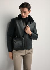 Skórzana listonoszka męska TORMS-0294A-99(Z25) - widok produktu z przodu, na modelu, na białym tle. Widoczna sylwetka do kolan.