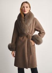 Długie wełniane futro damskie w kolorze camelu FUTDF-0112-3181(Z25) - widok produktu z przodu na modelce na białym tle. Widoczna sylwetka do kolana. 