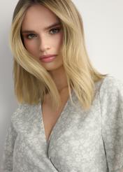 Długa sukienka w kwiaty SUKDT-0233-8P(W26), zbliżenie na produkt na modelce. 