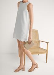 Skórzane sandały damskie w kolorze beżowym BUTYD-1179-1B(W26), widok produktu z boku na stopach modelki.