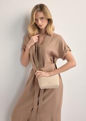 Mała kremowa torebka damska TOREC-0882-0C(W26), widok produktu na ramieniu modelki. Widoczna połowa sylwetki.