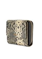 Mały skórzany portfel animal print PORES-0949-81(W25) - widok produktu po skosie na białym tle. 