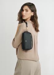 Czarna kosmetyczka damska TOREN-0347-99(W26), widok produktu na sylwetce modelki, na jasnym tle.