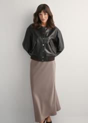 Brązowa skórzana kurtka damska KURDS-0609-1I(W26), widok produktu z przodu na modelce. Widoczna cała sylwetka.