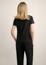 Czarny bawełniany t-shirt damski TSHDT-0144-99(Z25), widok produktu z tyłu na modelce. Widoczna połowa sylwetki.