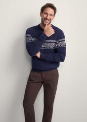 Granatowy sweter męski SWEMT-0177-68(Z25), widok produktu z przodu na modelu. Widoczna połowa sylwetki.