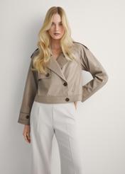 Beżowa skórzana krótka kurtka damska oversize KURDS-0511A-1K(W26), widok produktu z przodu na modelce. Widoczna połowa sylwetki.