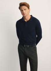 Granatowy sweter męski z wełny i jedwabiu SWEMT-0184-68(Z25), widok produktu od przodu na modelu, widoczna połowa sylwetki.