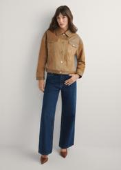 Beżowa skórzana kurtka damska KURDS-0572-1B(W26) - widok produktu z przodu, na jasnym tle. Widoczna cała sylwetka. 